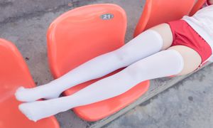 [Поле ветра] №112 Девушка в белом шелковом спортивном костюме на спортивной площадке.
