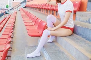 [Wind Field] NO.132 Sutra putih setinggi lutut seorang gadis dalam setelan olahraga