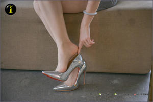 [Коллекция IESS Pratt & Whitney] 076 Модель Сяоцзе "Серебряные высокие каблуки в кафе"