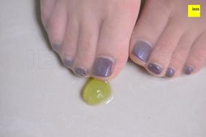 Модель ног Цици "Девушка, которая ест виноград" [Iss to IESS] Красивые ножки в чулках