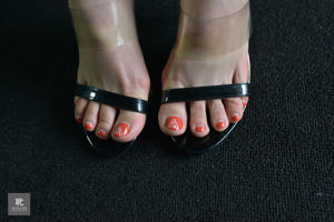 [IESS Pratt & Whitney Collection] 217 Model Shanshan "Bare Feet and Silk (Close-Up)"