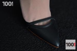 Модель Тингтин «Белый стиль и белое искушение» [丽 柜 LiGui] Красивые ноги и нефритовая ступня. Фотография.