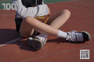 [IESS «Тысяча и одна ночь»] Модель Строберри «Играет в баскетбол с подругой 2» с красивыми ногами в чулках