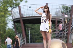 Lief meisje Li Enhui's "Basketball Suit" buiten schieten